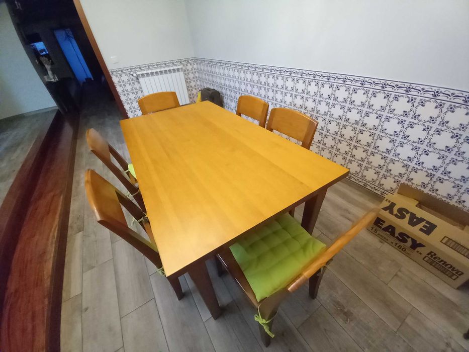 mesa e cadeiras em faia