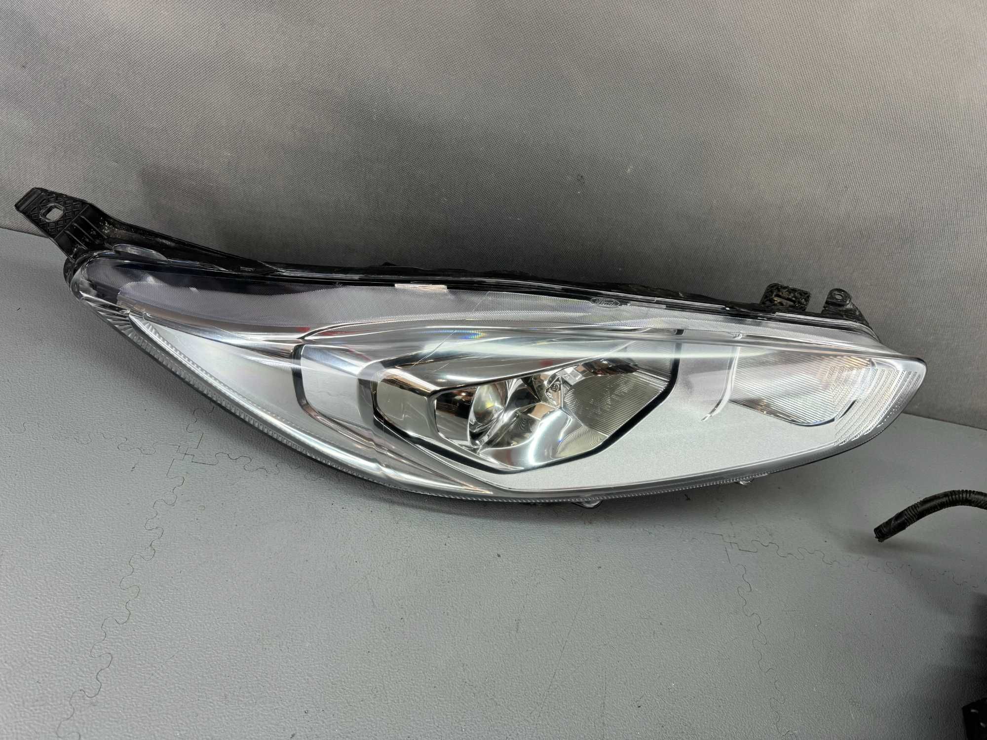 Ford Fiesta VII 7 MK7 Lift 12- Lampy Przód Przednie Lewa+Prawa EU IGŁA