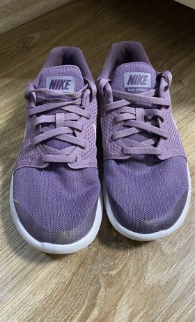 Женские кроссовки фирмы Nike