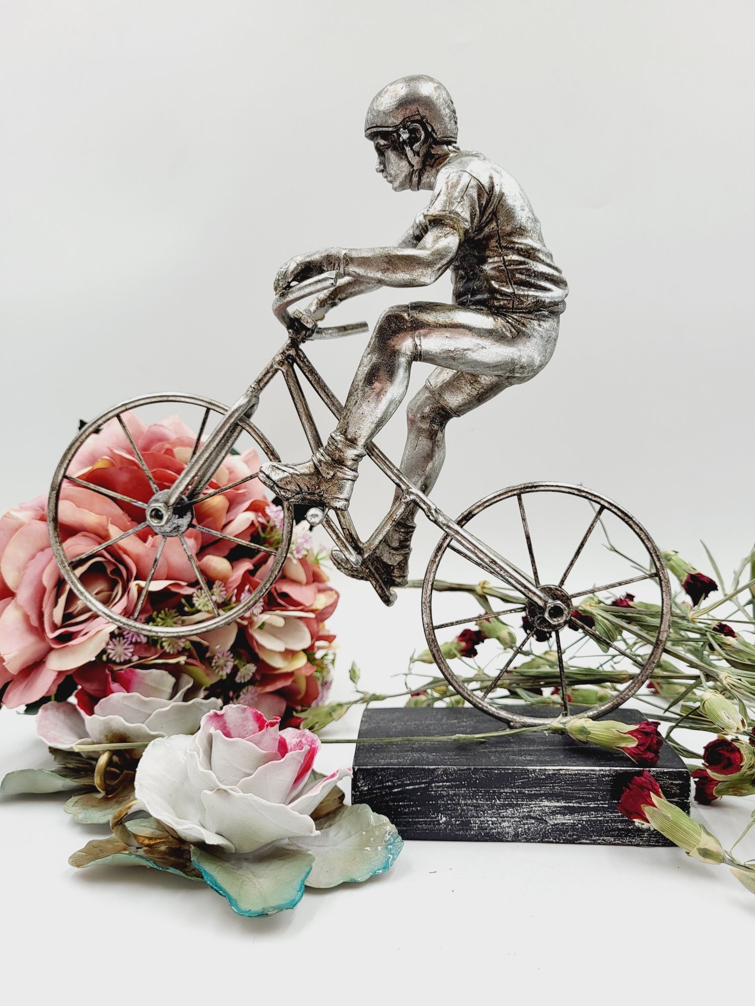 Wysoka kolekcjonerska figurka rowerzysty