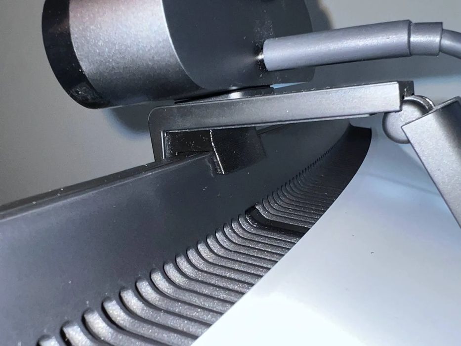 Adaptador para Câmera Logitech Brio em Monitor Alienware