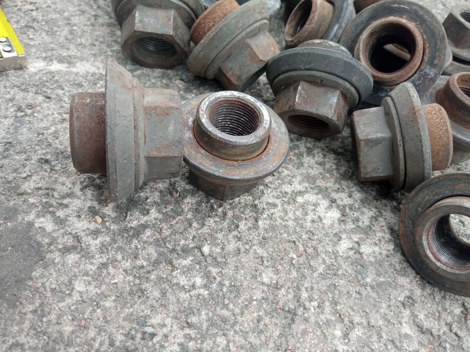 Nakrętka M22x1,5 koła z tulejką do felg alu z dużymi otworami klucz 32