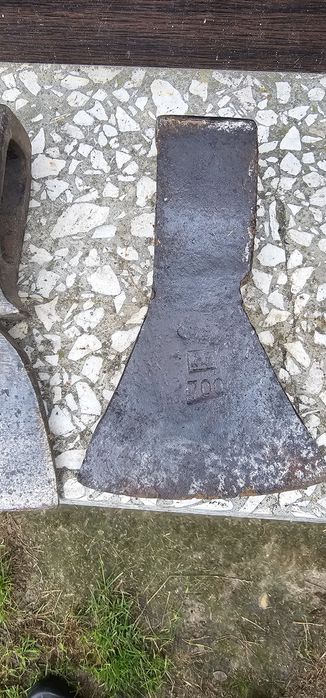 Stara siekiera sygnowana