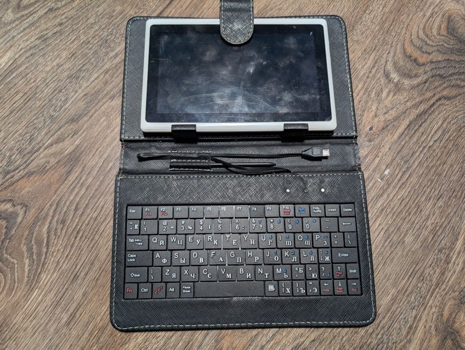 Планшет з клавіатурою-чохлом