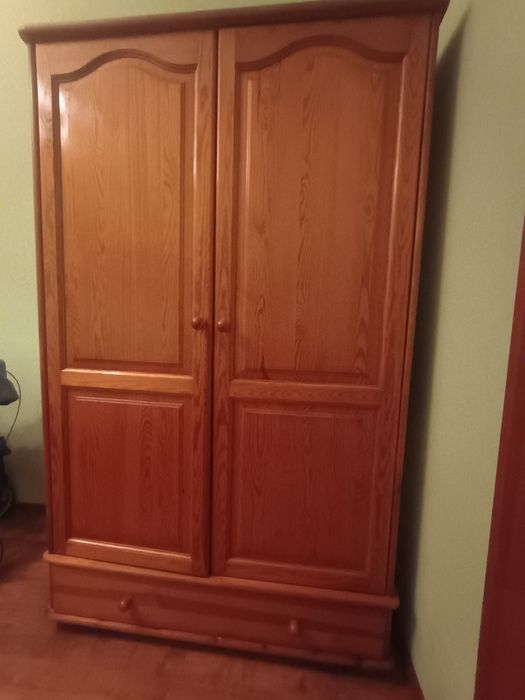 Pojemna szafa sosnowa