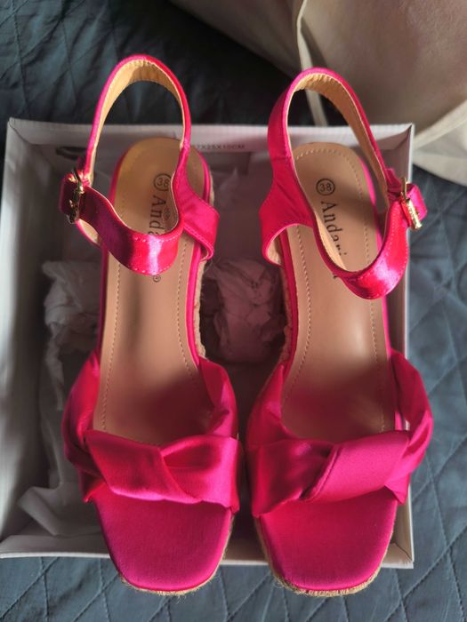 Sandálias novas rosa 38