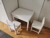 Zestaw biurko i dwa krzesła dla dziecka Ikea sundvik