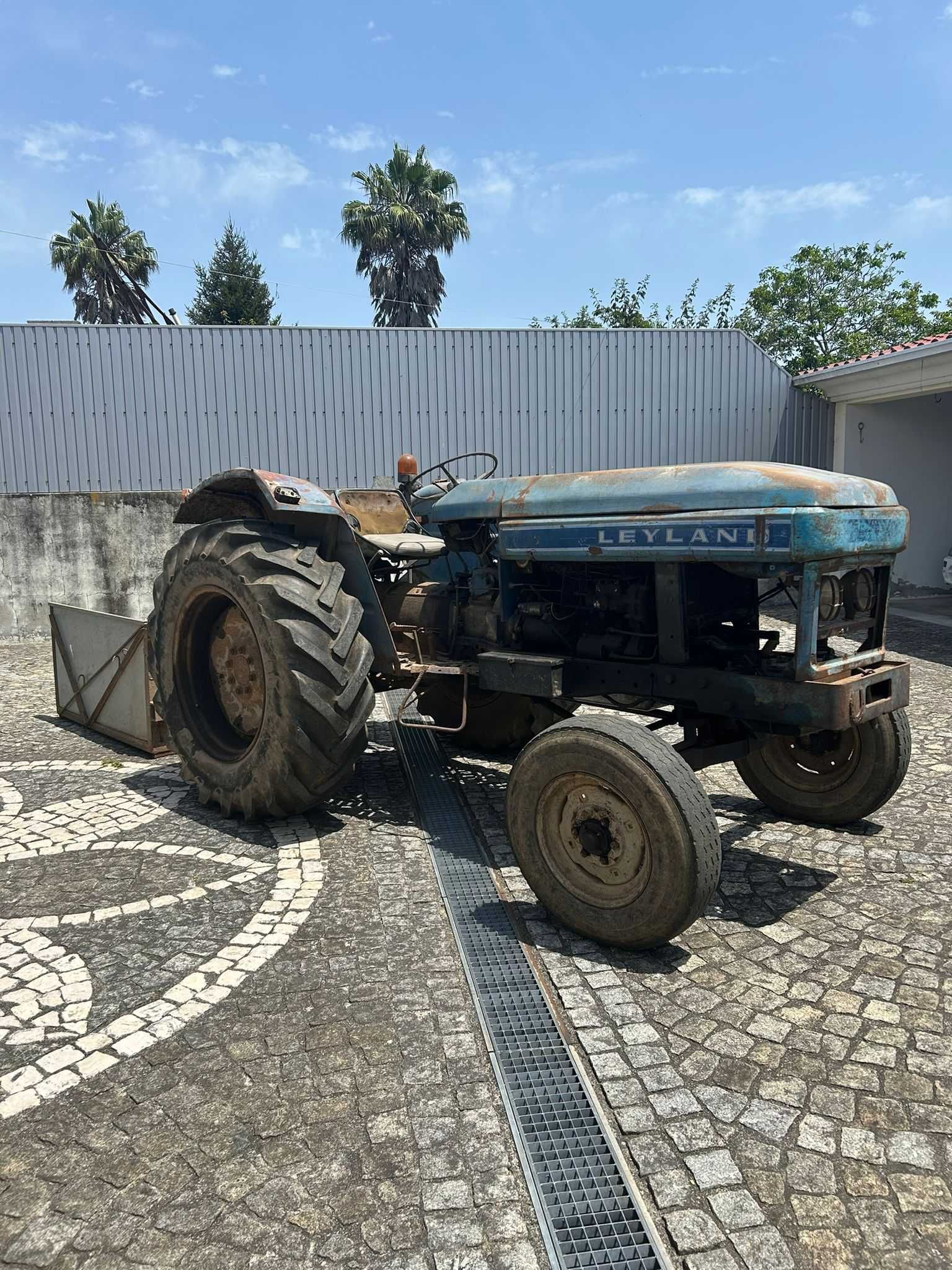 Tractor leyland 270 com plataforma traseira