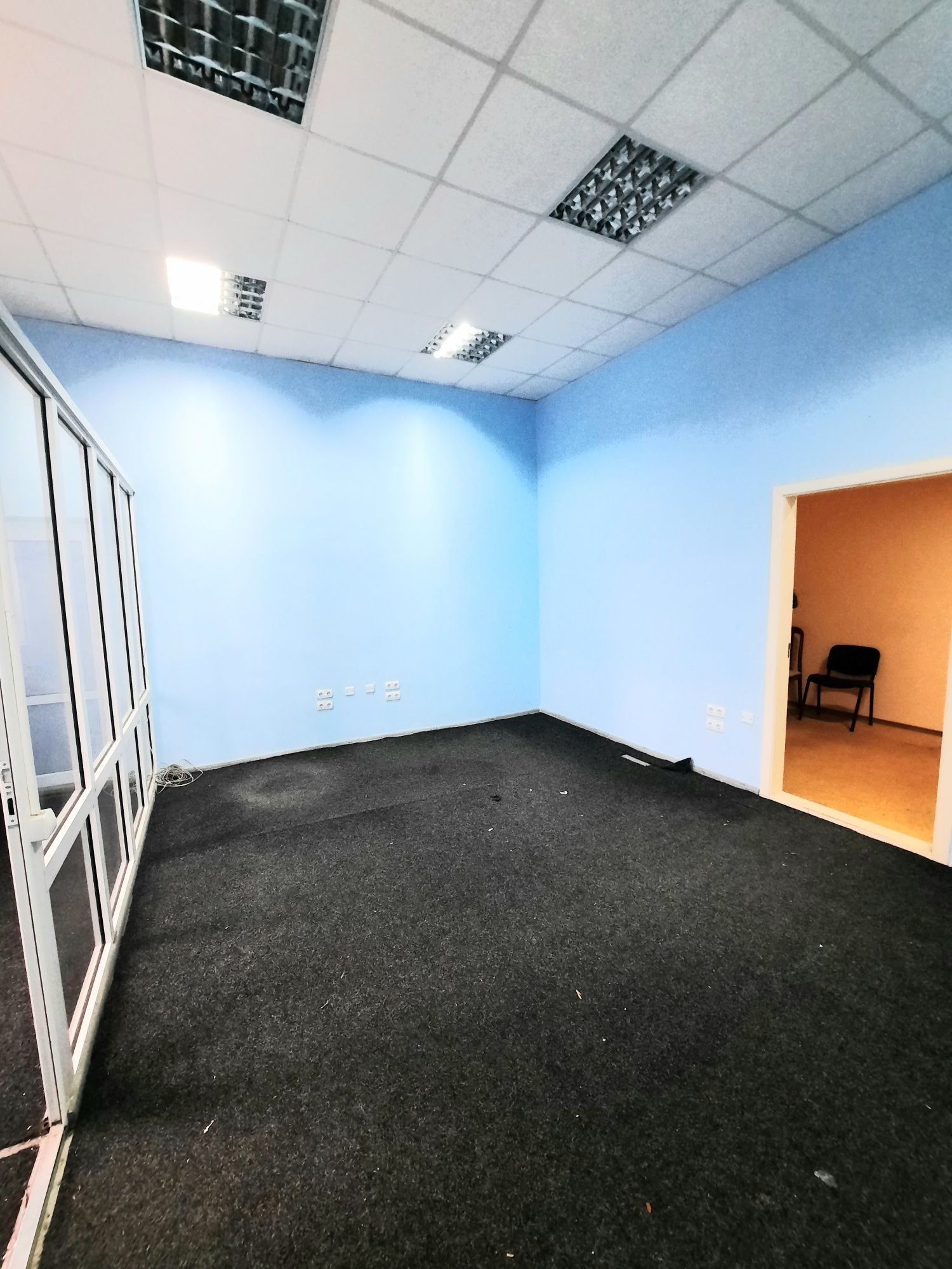 Близько центр. Площа S= 36 m2.Закритого типу. Парковка.