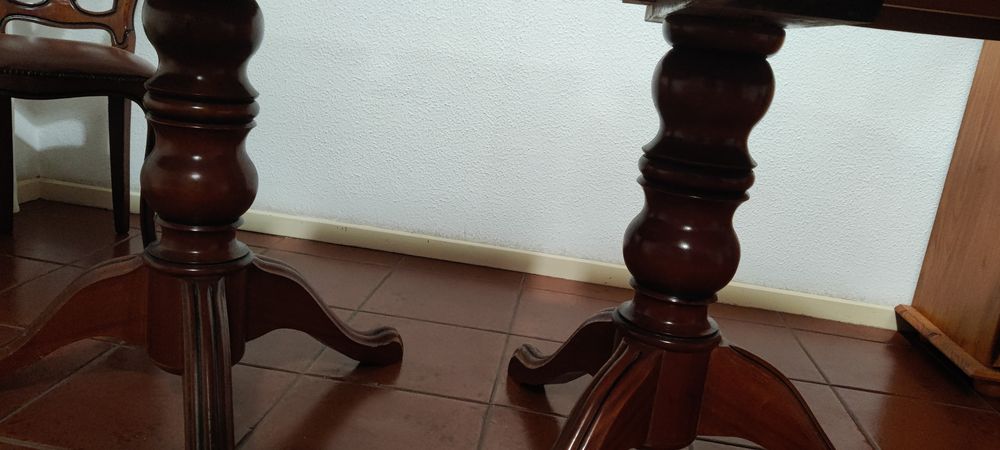 Mesa com 6 cadeiras de madeira