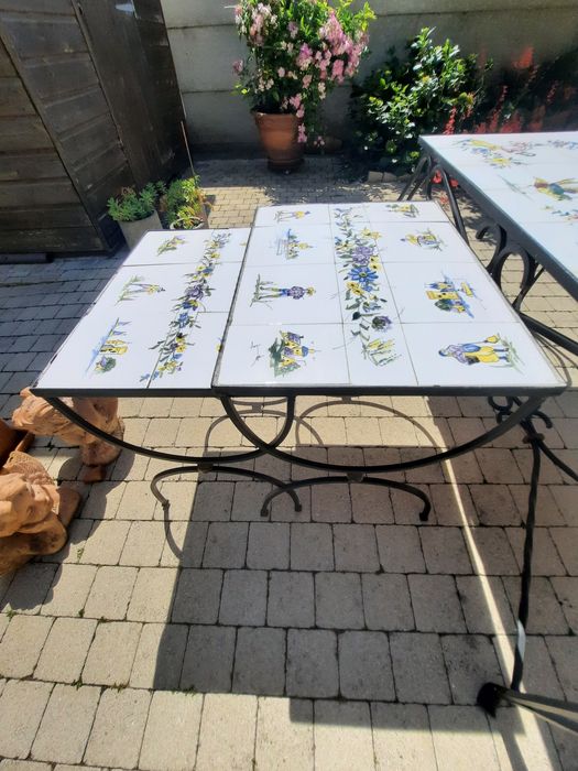 mesa em ferro forjado com azulejos.