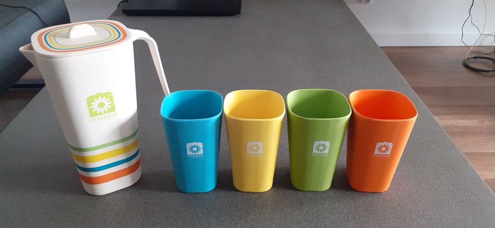 Nowy nieużywany dzbanek i 4 kubki