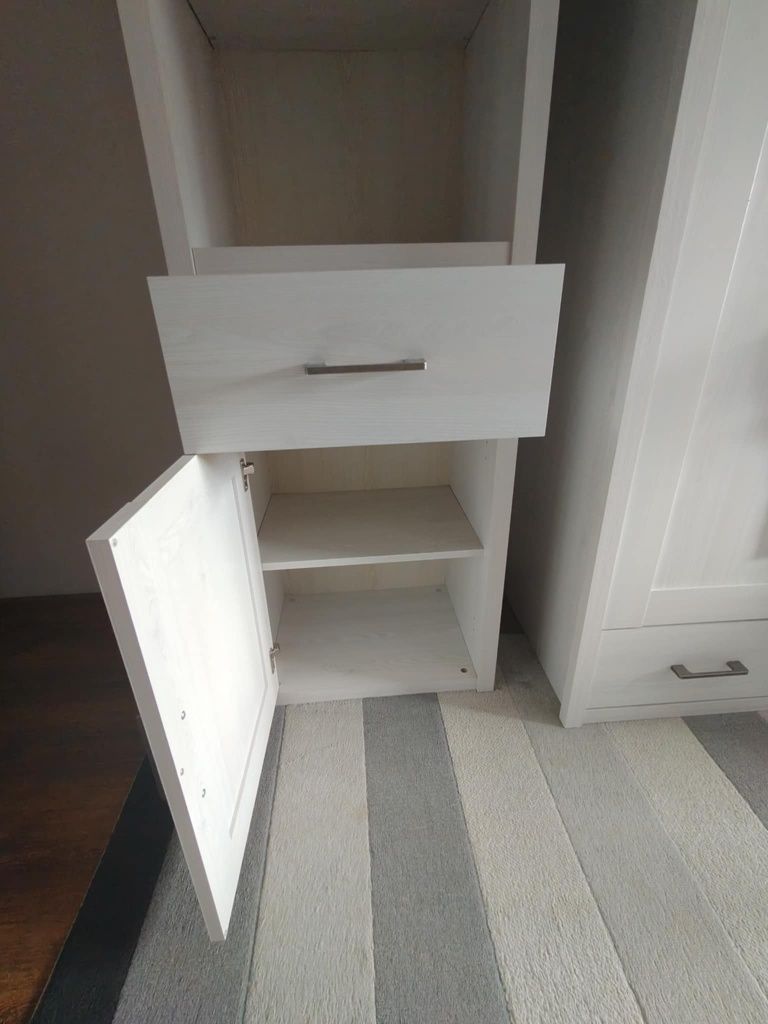 Regał z szufladami