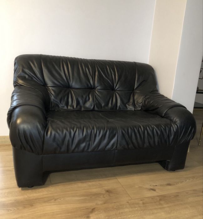 Skórzana kanapa dwuosobowa – solidna, elegancka, wygodna
