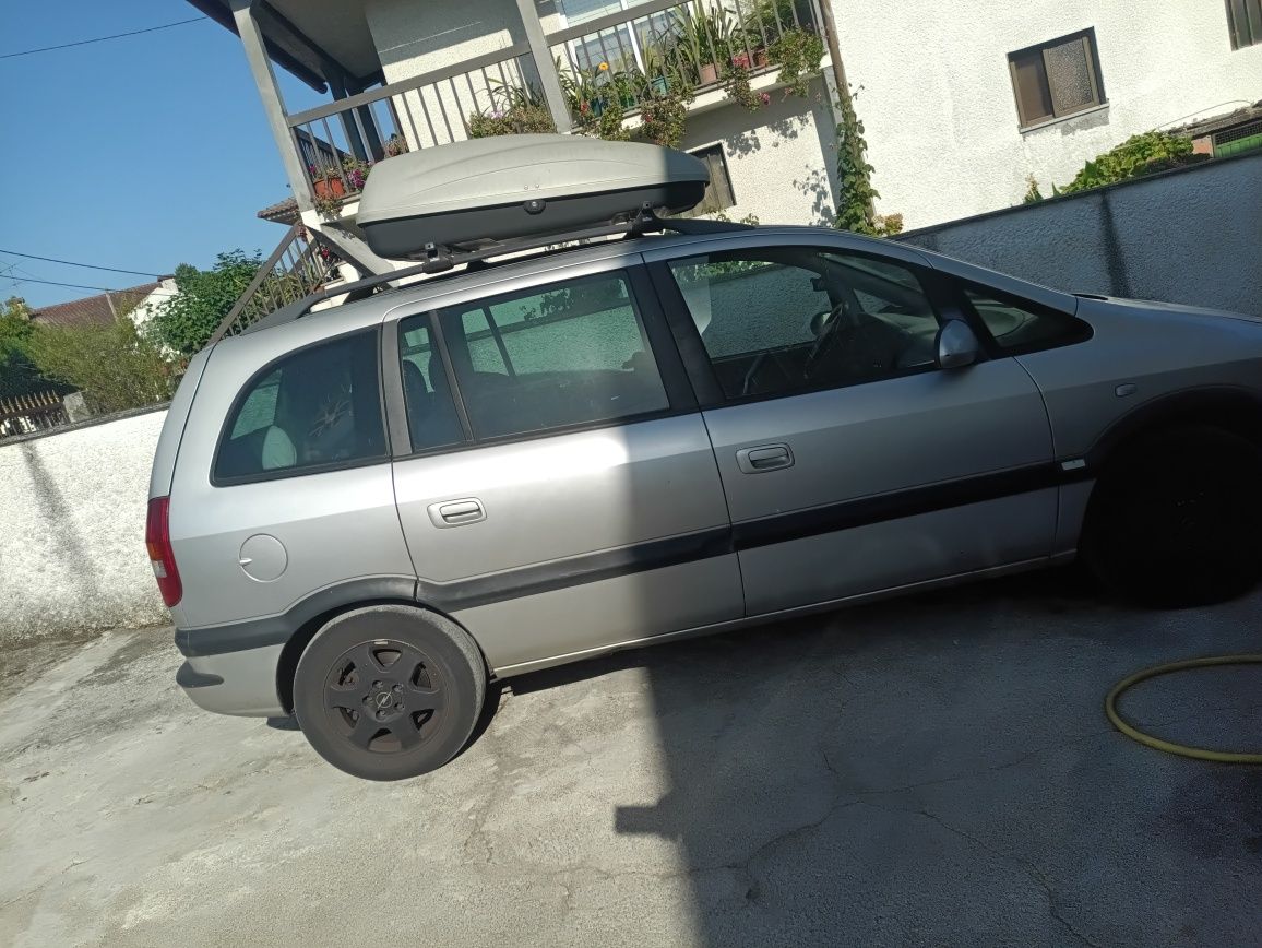 Vendo Opel Zafira, com pequenas coisas a fazer