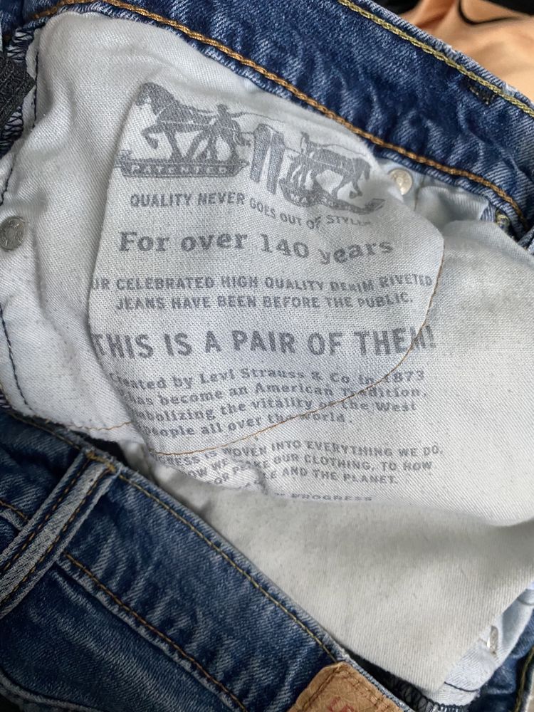 Jasne jeansy niebieskie z przetraciem na kolanie levi’s 511 pinterest
