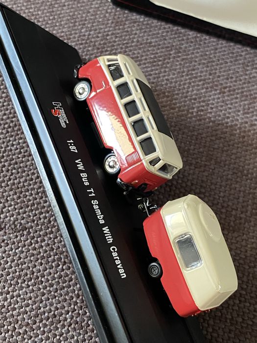 Модель Volkswagen Bus T1 Samba W/Caravan 1:87