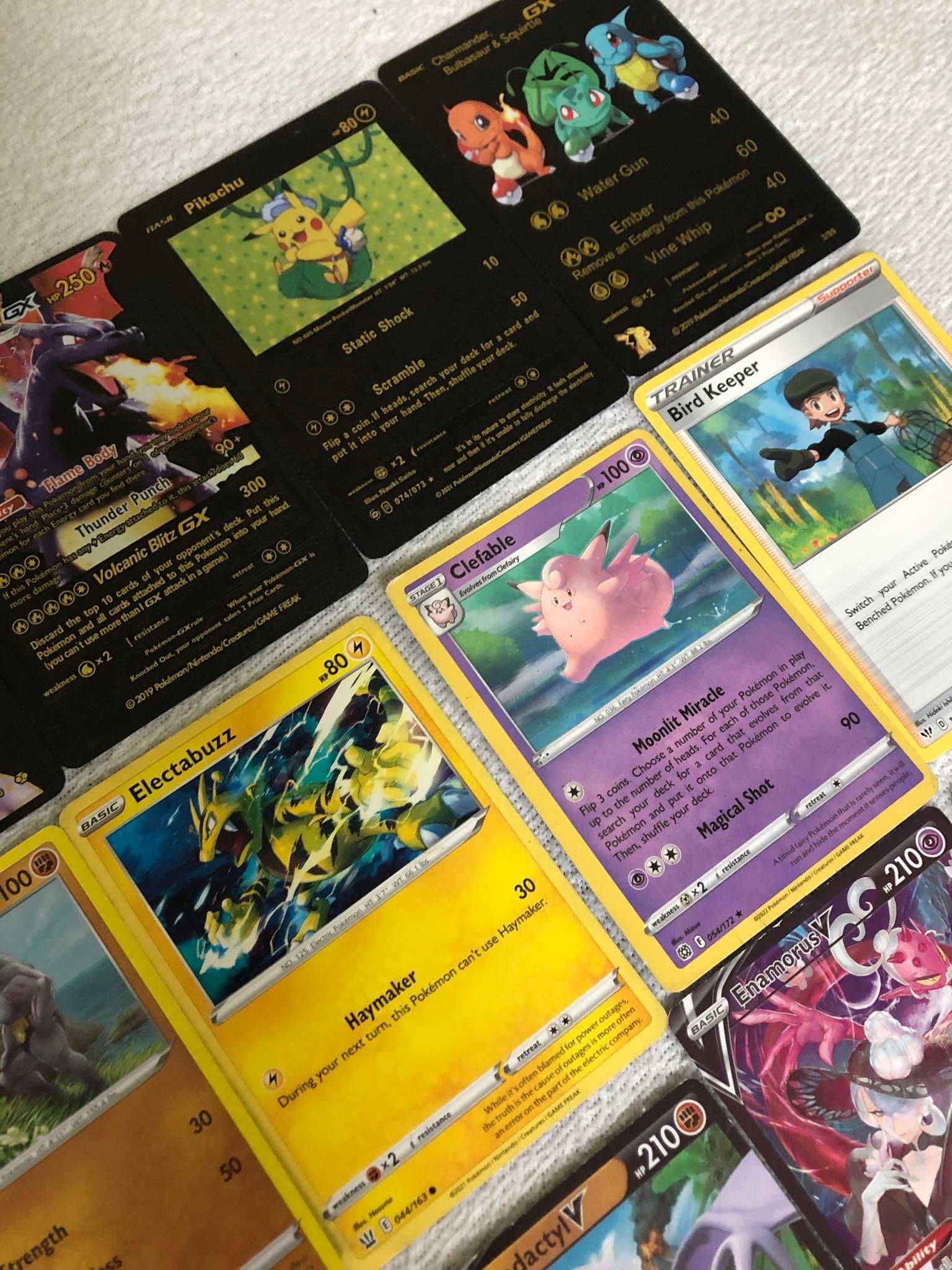 Karty pokemon czarne, żółte, kolorowe - zestaw 25 kart