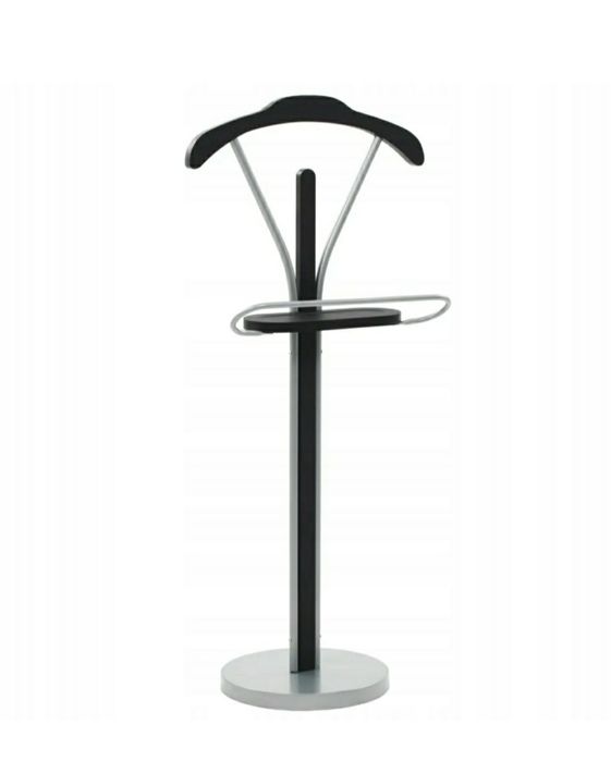 Wieszak na garnitur brązowy.