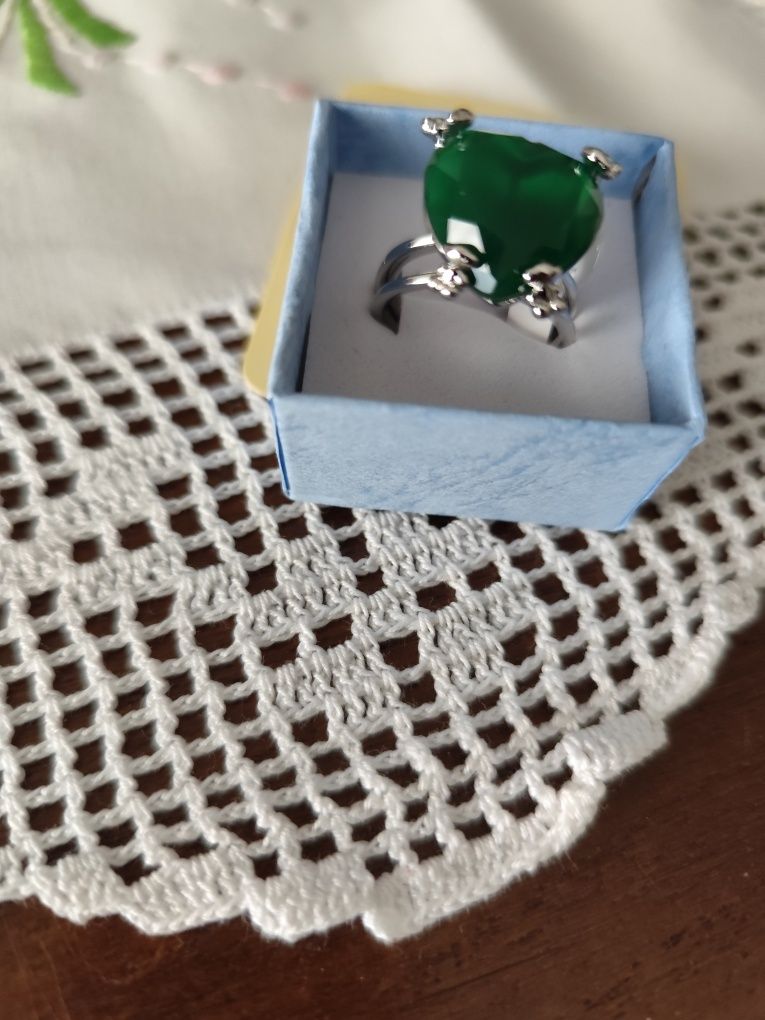Anel Tous nr 19 prateado com pedra verde