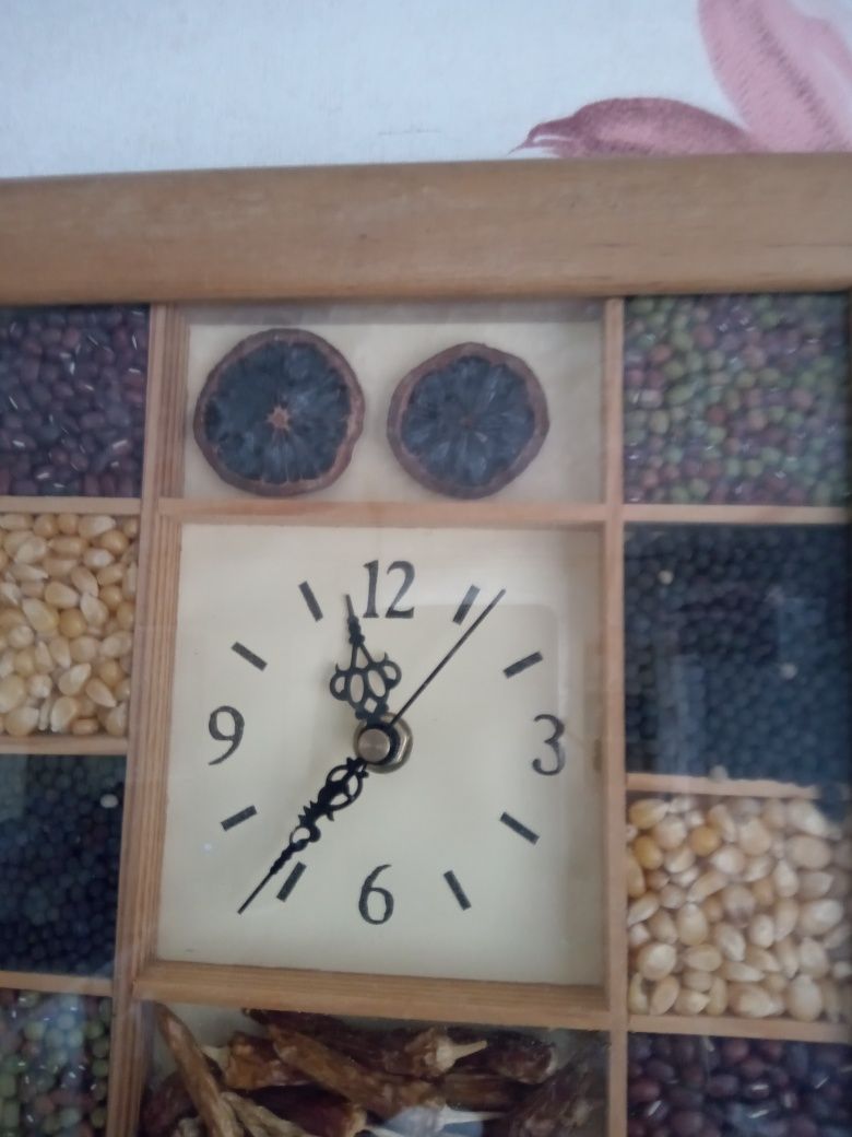 zegar kuchenny z przyprawami, nasionami