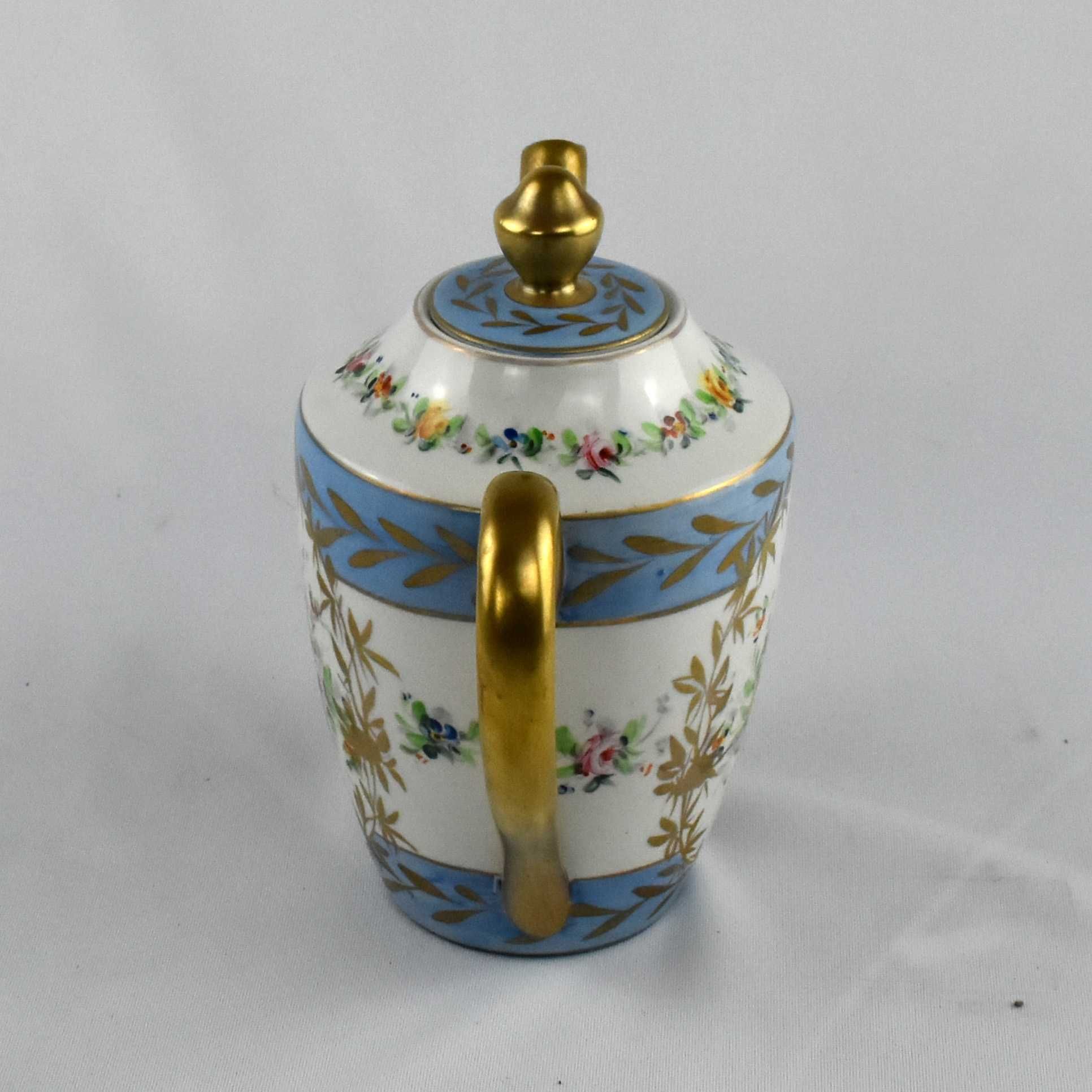 Bule porcelana Artibus, com flores pintado à mão, bico e asa a ouro