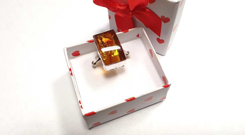 Srebrny niepowtarzalny pierścionek z bursztynem pr.925 wag.5,0g