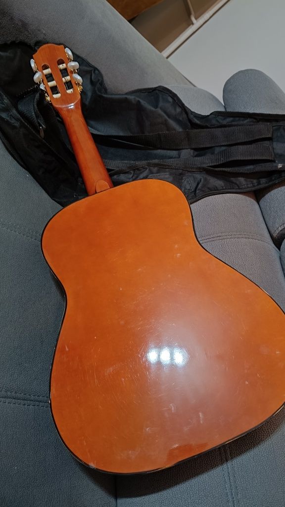 Sprzedam gitarę z pokrowcem.