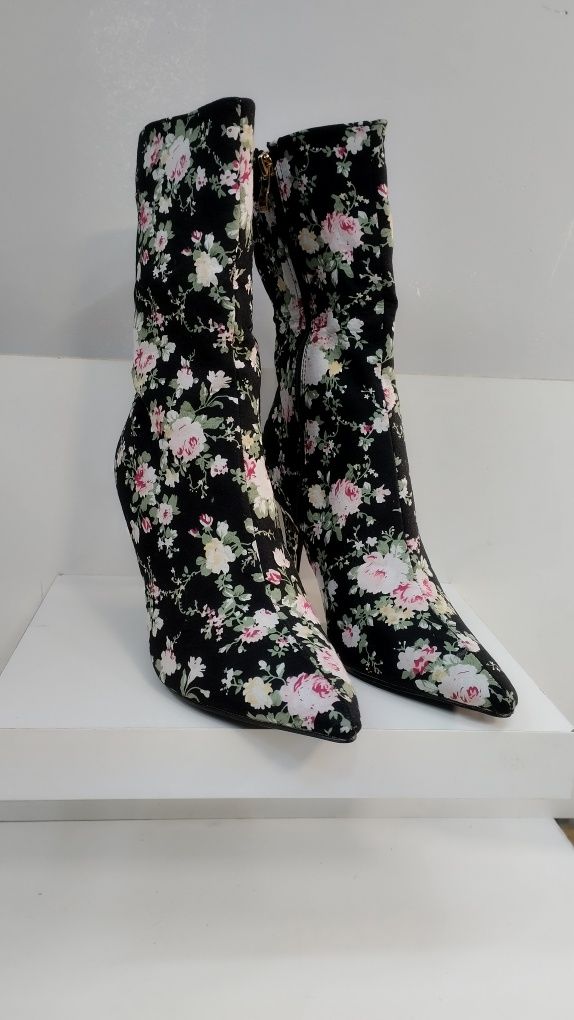 Ботинки в цветочном узоре