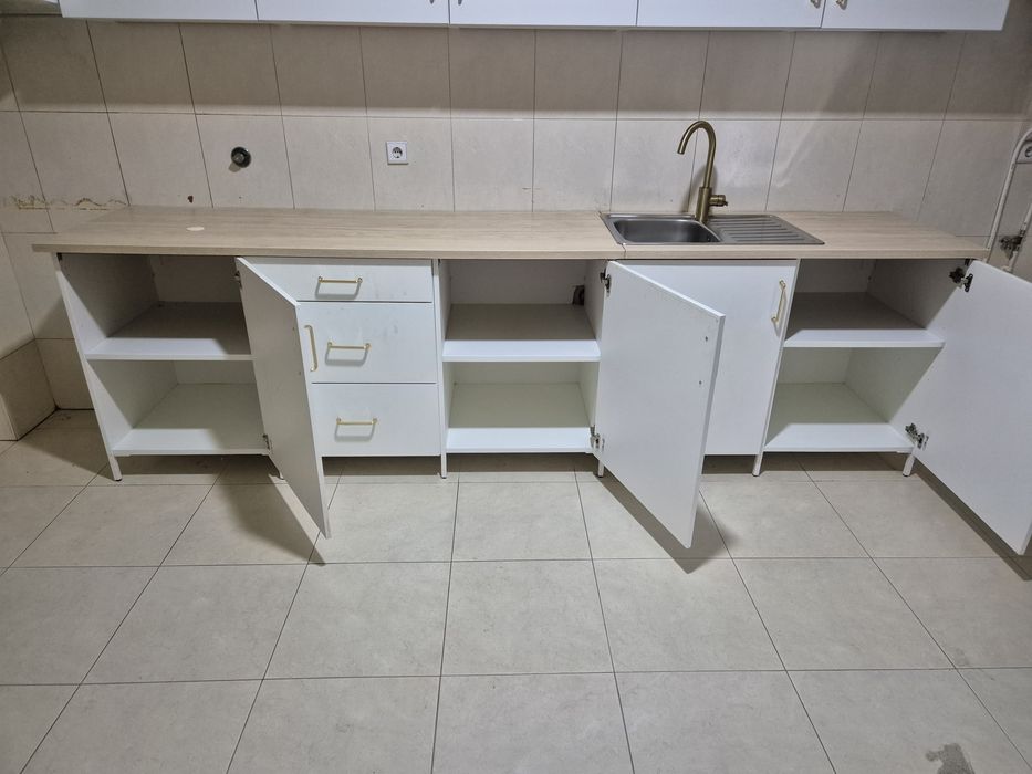 Armários de cozinha praticamente novos