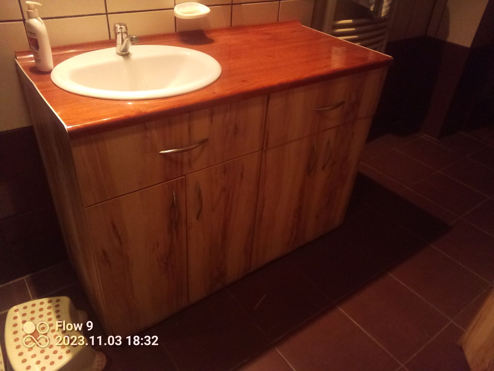 Duża szafka łazienkowa z blatem i umywalka