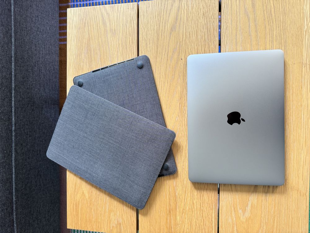 Apple MacBook Pro 2022 13" M2/8GB/256GB + Case
