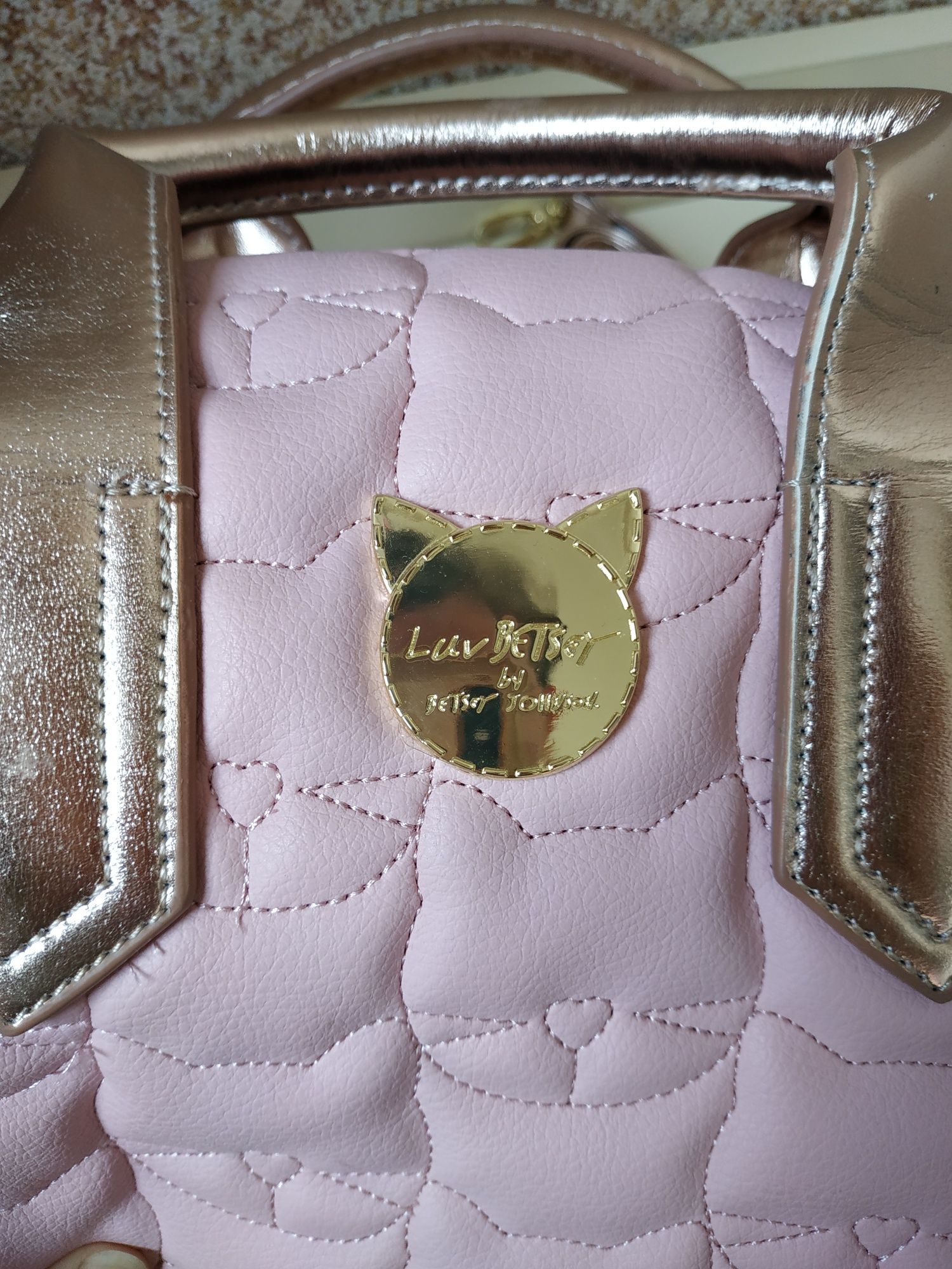 Новая сумочка Betsey Johnson розовая/розовое золото