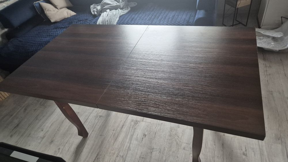Solidny, rozkładany stół kuchenny w ciepłym odcieniu drewna. Idealny d