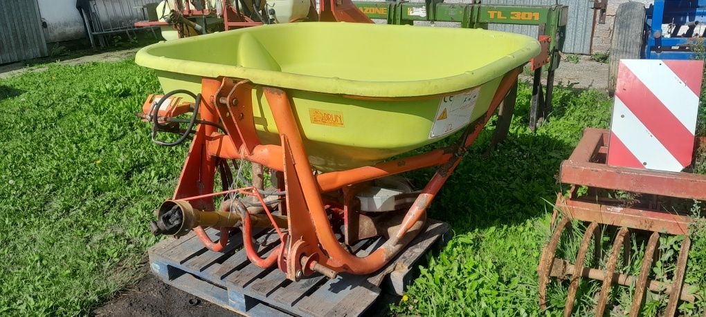 Rozsiewacz nawozu Brun Amazone 600-700l 12-18m hydraulicznie otwierany