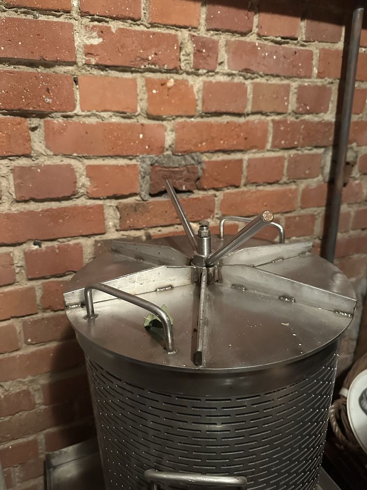 Hydroprasa. Wyciskarka soku owoce winogron