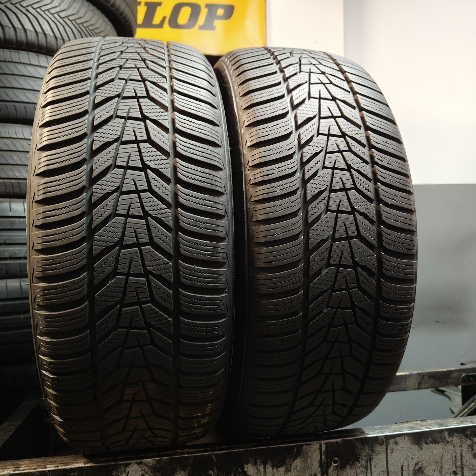 235/50/19 XL Sprzedam parę opon zimowych Hankook