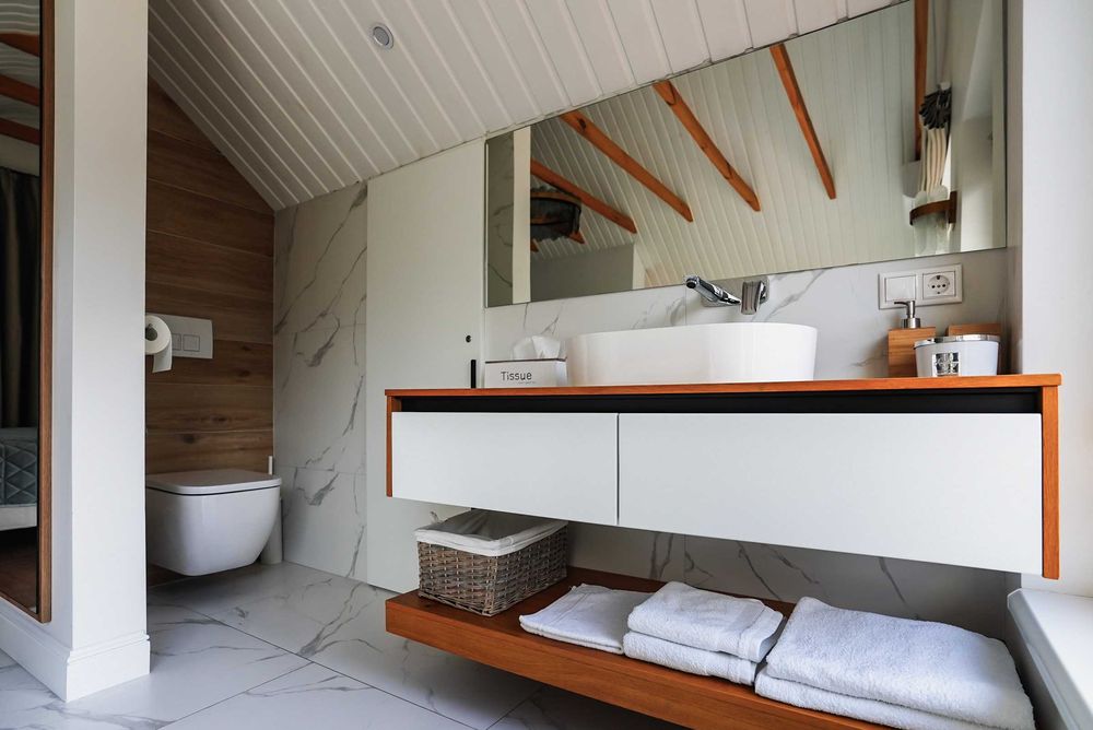 Оренда будинку біля лісу з ванною у спальні, каміном і мангалом.