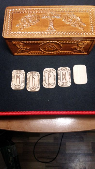 Скандинавские руны из ясеня