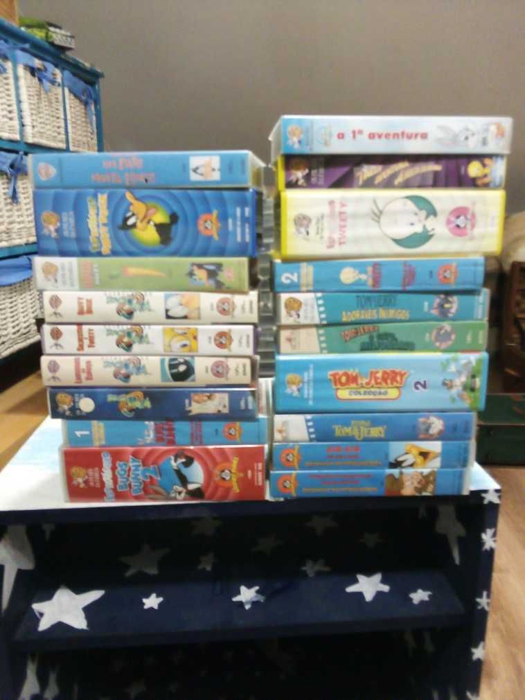 Cassetes VHS com filmes diversos