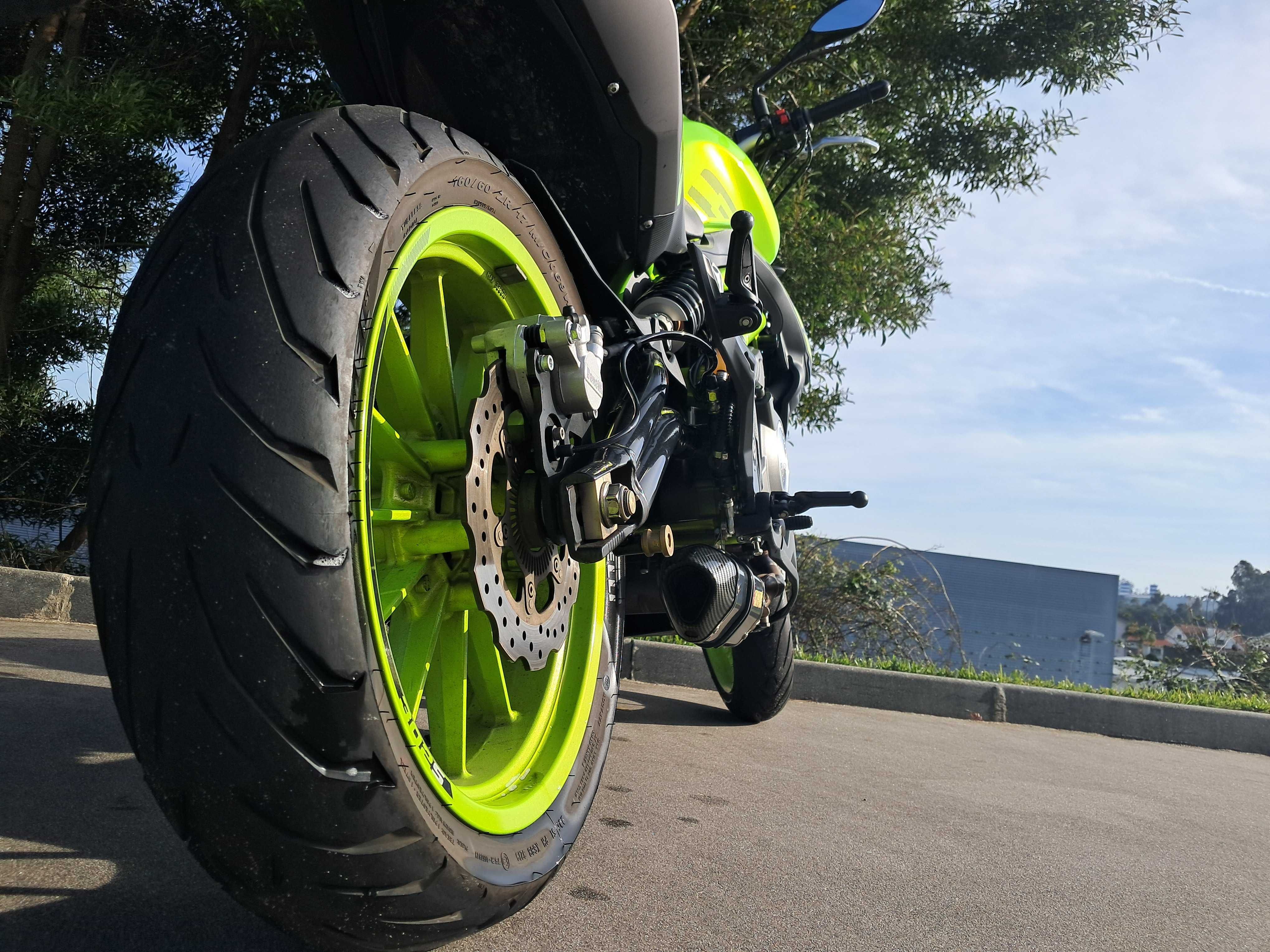 Benelli 302s remonta por carro