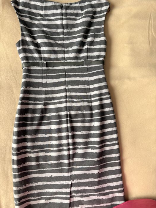 Oryginalna sukienka Calvin Klein na każdą okazję.