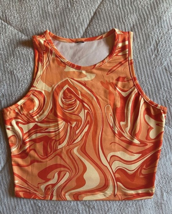 Top laranja com padrão