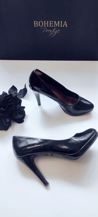 Piękne sexowne czarne lakierowane wysokie piękne eleganckie na obcasie