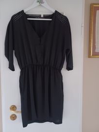 Krótka, czarna sukienka firmy Zara