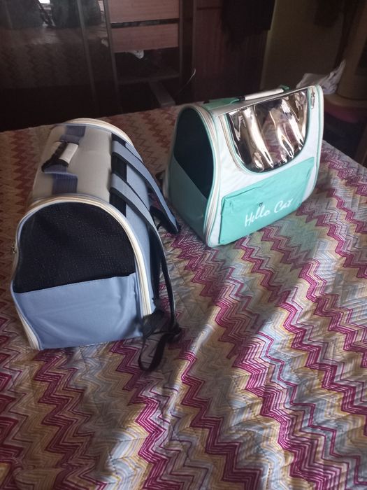 Varias mochilas para transporte de animais