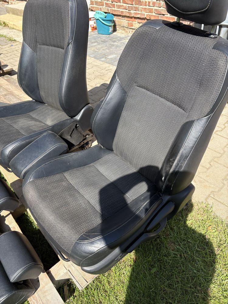 TOYOTA AURIS II KOMBI Fotele siedzenia