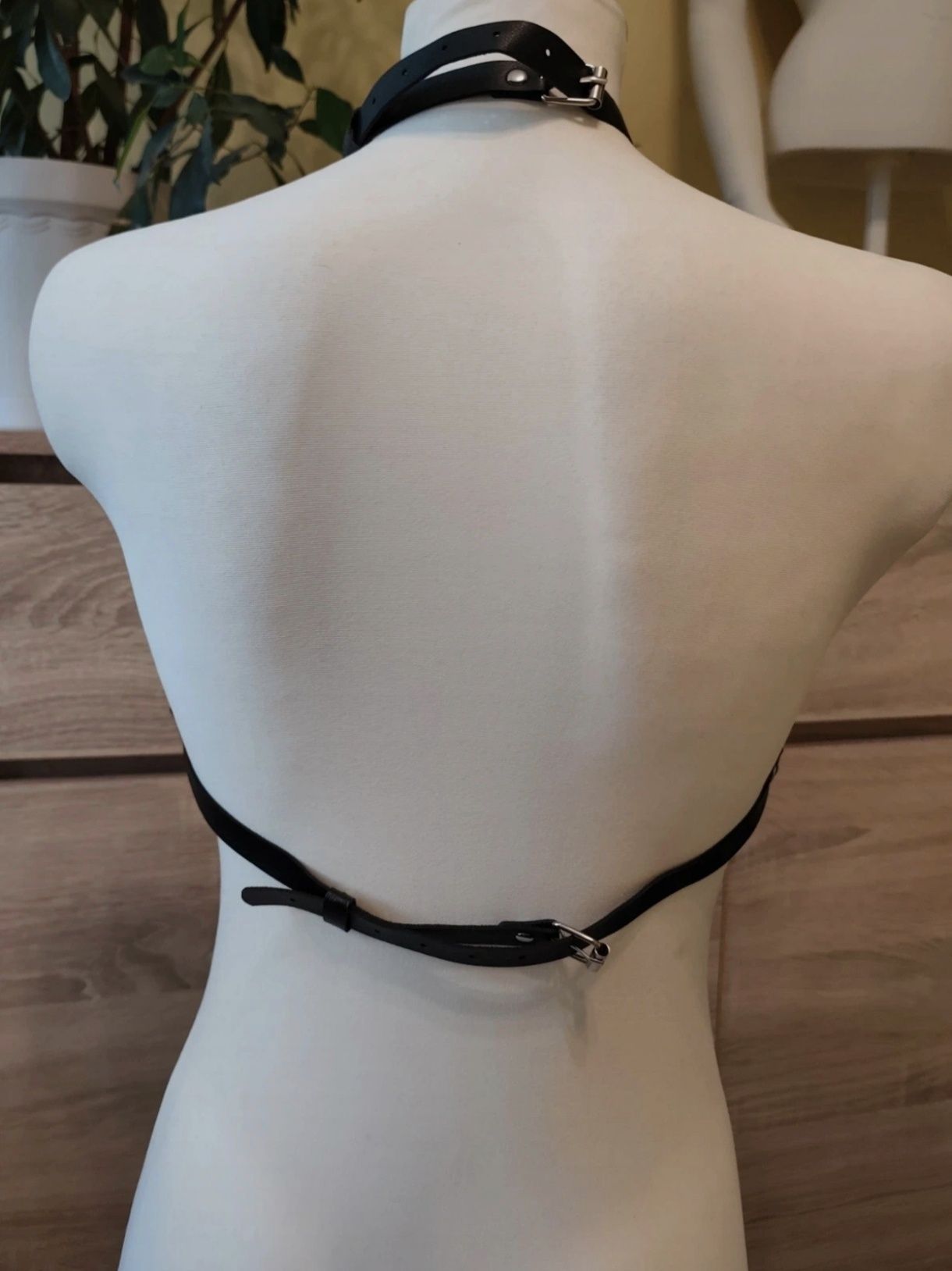 Harness z łańcuszkami