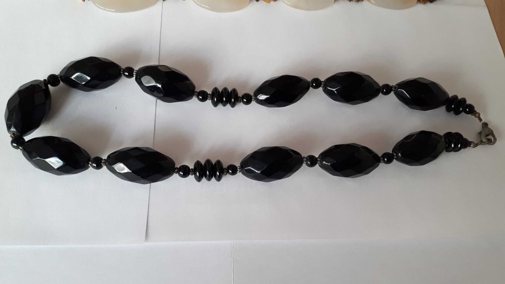 eleganckie korale czarne
