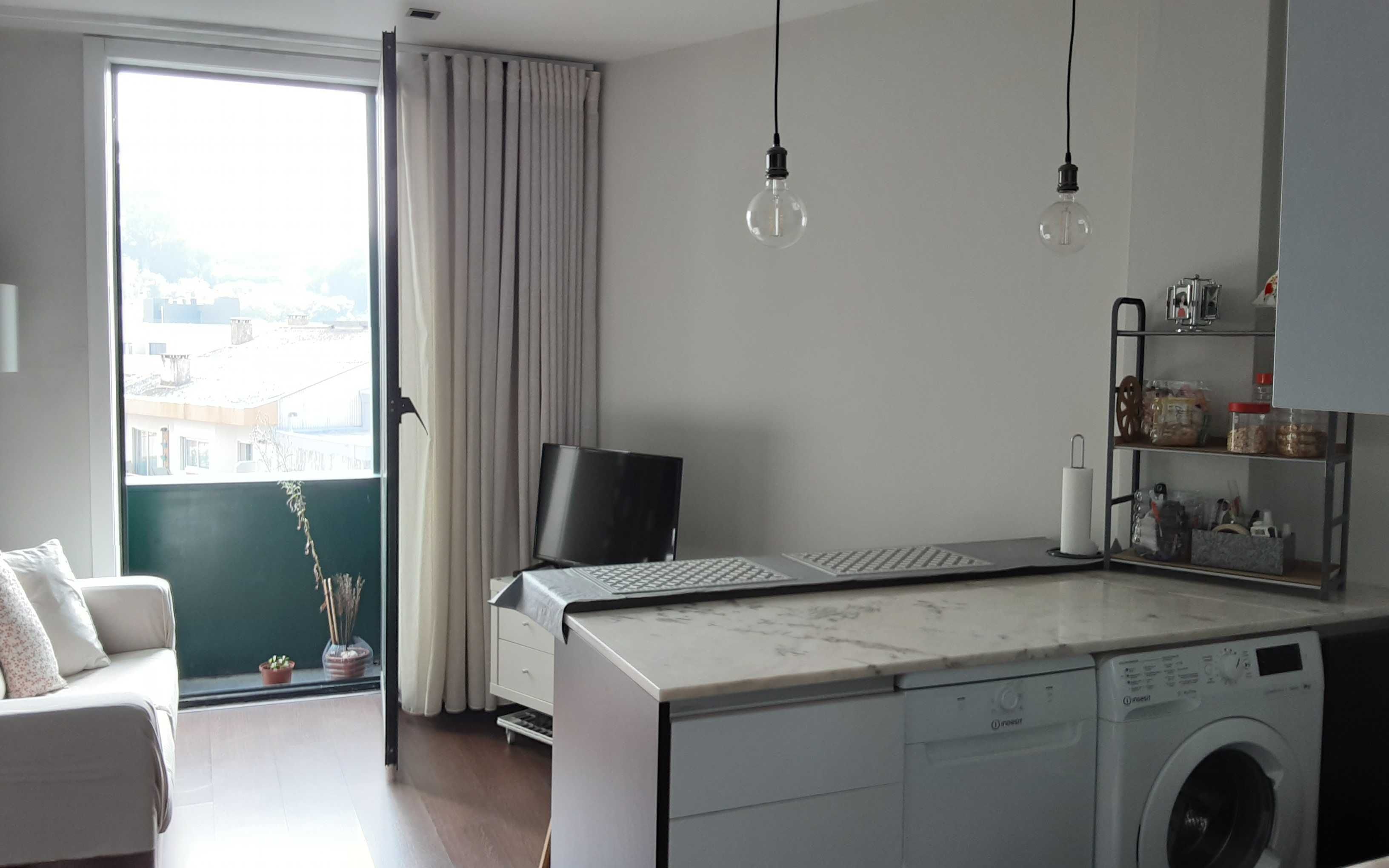 Apartamento em frente à estação de metro de Faria Guimarães.